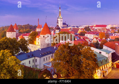 Vue aérienne, vieille ville au crépuscule, Tallinn, Estonie Banque D'Images