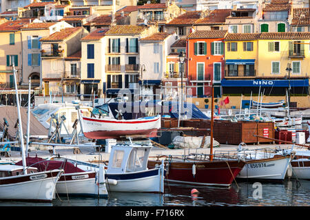 Voile et bateaux de pêche dans le port de Cassis Cote D'Azur France Banque D'Images