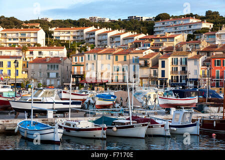 Voile et bateaux de pêche dans le port de Cassis Cote D'Azur France Banque D'Images