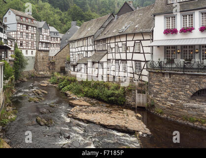 Maisons à pans de bois sur les rives de la Rur dans Monschau Banque D'Images