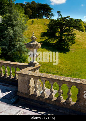 Vue sur le toit et un parc des expositions de Dyrham maison baroque près de Bath en Angleterre South Gloucestershire UK Banque D'Images