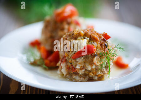 Des boulettes de viande en sauce avec des poivrons et des épices Banque D'Images