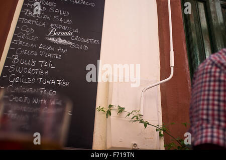 Menu sur tableau noir Bar à Séville Banque D'Images