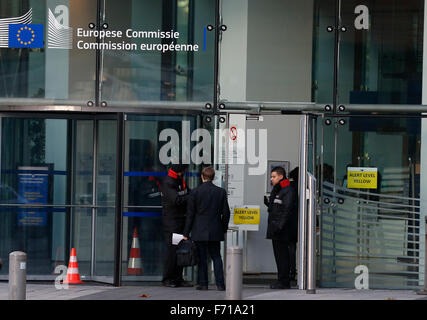 Bruxelles. 23 Nov, 2015. Photo prise le 23 novembre 2015, le personnel vérifie la sécurité montre un homme à l'entrée d'un bâtiment de la Commission européenne à Bruxelles, capitale de la Belgique. Les institutions de l'UE à Bruxelles est entré dans le niveau d'alerte jaune comme la région de Bruxelles de Belgique est au troisième jour de lockdown, avec les écoles, les centres commerciaux et de transport souterrain fermé. Credit : Ye Pingfan/Xinhua/Alamy Live News Banque D'Images