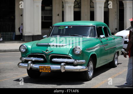 Old vintage voitures dans le centre de La Havane à Cuba. Banque D'Images