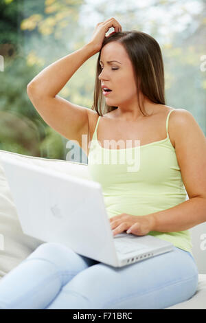 Frustrated woman using computer Banque D'Images