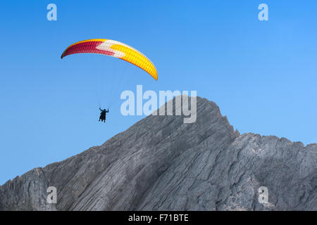 Libre parapente planeur à grande hauteur au ciel sans nuages sur les Alpes dolomites mont pic Banque D'Images