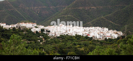 Le village blanc d'Istan, cachés dans des montagnes de la Sierra de las Nieves, Andalousie, Espagne Banque D'Images