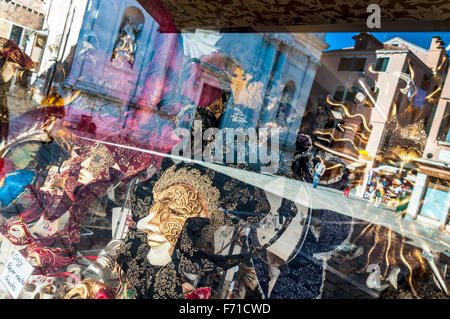 Réflexions et des masques dans une vitrine à Venise Italie Banque D'Images