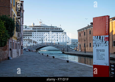 Venise, Italie. Bateau de croisière MSC Opera, arrivant à Venise avec les touristes sur le pont permanent Banque D'Images