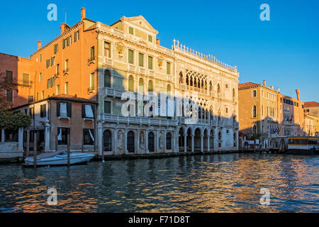 L'Italie, Venise, Grande Canale, Grand Palais, maisons-Miani-Coletti Giusta & Ca' d'Oro façade extérieure (maintenant une galerie d'art) Banque D'Images