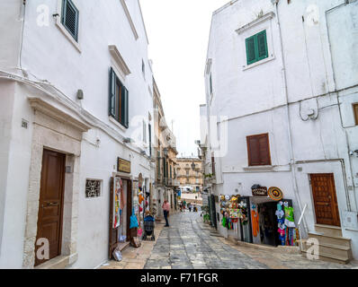 OSTUNI, ITALIE - 16 MAI 2015 : Vue sur rue blanche typique à Ostuni, Italie. Ostuni est un des plus beaux et célèbres de Banque D'Images