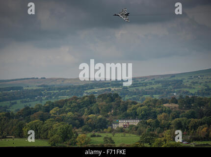 Bombardier Vulcan voler au-dessus de la vallée de Ribble. Banque D'Images