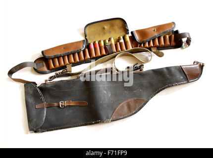 Très vieille cartouche sportives vintage ceinture avec coquilles et fusil bag isolated on white Banque D'Images