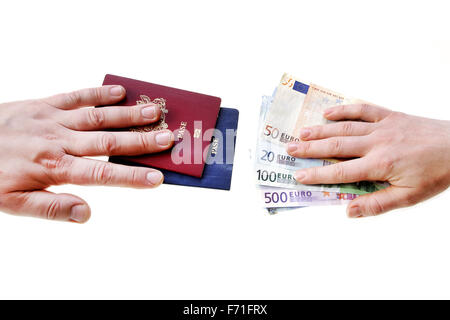 L'achat d'un passeport étranger illégal d'échanger de l'argent des mains et documents acheteur vendeur isolated on white Banque D'Images