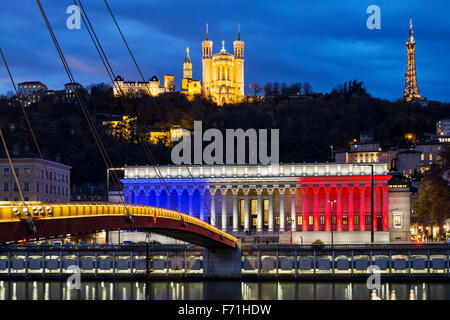 LYON-FRANCE 19 NOVEMBRE 2015 : le palais de justice historique de Lyon aux couleurs du drapeau de la France avec la Basilique de Fourvière sur th Banque D'Images