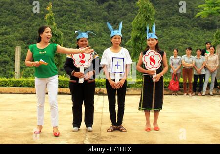 Les enseignants de l'école vietnamienne effectuer un sketch pour les étudiants le 15 juin 2011 à Kon Tum, Vietnam. Banque D'Images