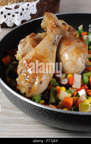 Pilons de poulet à l'étuvée avec Ruddy les légumes dans une casserole Banque D'Images