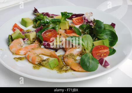 Salade de cresson, tomate cerise et d'avocat aux crevettes Banque D'Images