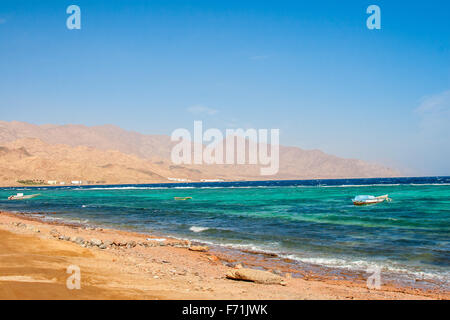 Dahab, péninsule du Sinaï, en Égypte, les montagnes et la côte de la mer rouge Banque D'Images