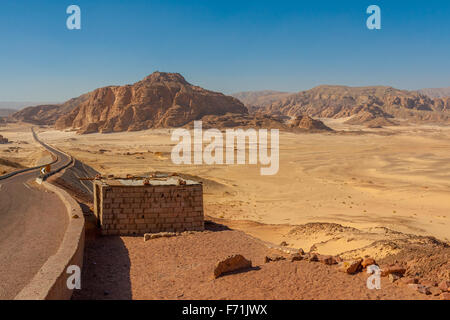 Dahab, péninsule du Sinaï, l'Égypte, la route et les montagnes dans le désert du Sinaï Banque D'Images