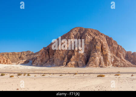 Dahab, péninsule du Sinaï, Égypte, ciel bleu et les montagnes dans le désert du Sinaï Banque D'Images