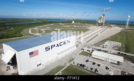 Plateforme de lancement 39A au Centre spatial Kennedy de la NASA subit des modifications par SpaceX pour l'adapter aux besoins de la Falcon 9 et Falcon roquettes lourdes, 20 novembre 2015 à Cape Canaveral, en Floride. Une intégration horizontale de l'établissement a été construit près du périmètre de la tablette où rockets sera traitée pour lancer avant de déployer au dessus de la garniture structure pour le décollage. Banque D'Images