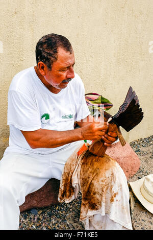 Man carving et de coloration blanche en bois pour les souvenirs touristiques, Puerto Vallarta, Mexique Banque D'Images