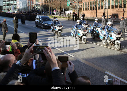 Un convoi de motos escorte le cercueil, recouvert du drapeau de l'église au cimetière Ohlsdorf durant la cérémonie funéraire de l'état pour la fin de l'ancien chancelier allemand Helmut Schmidt à l'église Saint-Michel, à Hambourg, le 23 novembre 2015. L'ancien chancelier Helmut Schmidt est mort à Hambourg le 10 novembre 2015 à l'âge de 96 ans. Photo : Kay Nietfeld/dpa Banque D'Images