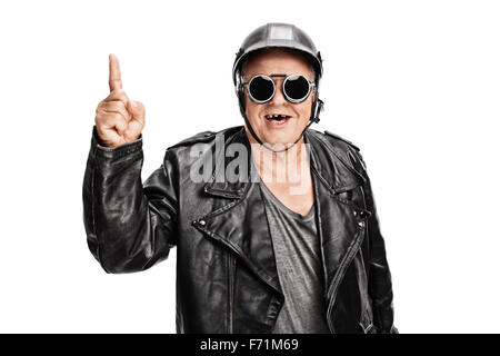 Cheerful senior biker veste en cuir noir en pointant vers le haut avec son doigt isolé sur fond blanc Banque D'Images