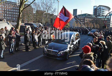 Le corbillard qui transporte un cercueil, recouvert du drapeau arrive au cimetière Ohlsdorf durant la cérémonie funéraire de l'état pour la fin de l'ancien chancelier allemand Helmut Schmidt à Hambourg, le 23 novembre 2015. L'ancien chancelier Helmut Schmidt est mort à Hambourg le 10 novembre 2015 à l'âge de 96 ans. Photo : Marcus Brandt/dpa Banque D'Images