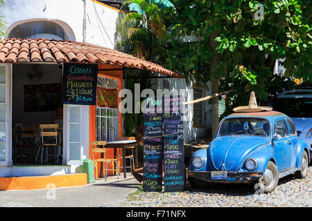 Petit café-bar de style mexicain avec un menu à l'extérieur et d'une vieille Volkswagen coiffé d'un sombrero chapeau, Puerto Vallarta, Mexique Banque D'Images