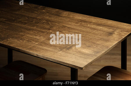 Table en bois brut vide haut dans la chambre noire Banque D'Images