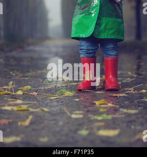 Balades en automne bébé rainy park Banque D'Images