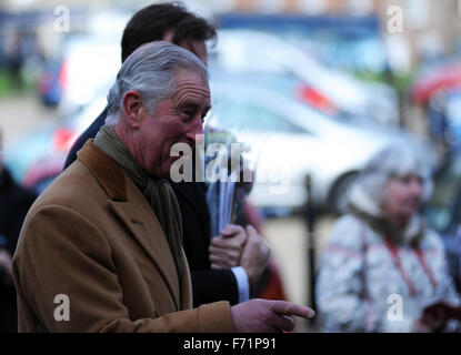 Dorchester, Angleterre. 23 novembre 2015. Le Prince de Galles, le Prince Charles, salles, sur sa visite à 'La Maison du Chocolat de Dorchester' pour ouvrir leur nouvelle extension d'entrepôt Crédit : David Partridge)/ Alamy Live News Banque D'Images