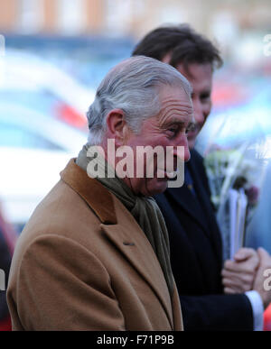 Dorchester, Angleterre. 23 novembre 2015. Le Prince de Galles, le Prince Charles, salles, sur sa visite à 'La Maison du Chocolat de Dorchester' pour ouvrir leur nouvelle extension d'entrepôt Crédit : David Partridge)/ Alamy Live News Banque D'Images