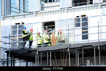 Dorchester, Angleterre. 23 novembre 2015. Le Prince de Galles, le Prince Charles, regarde autour d'avancement des travaux de construction sur la place de la Reine mère lors de sa visite à 2004/2005, Dorchester. Crédit : David Partridge)/ Alamy Live News Banque D'Images