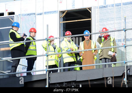 Dorchester, Angleterre. 23 novembre 2015. Le Prince de Galles, le Prince Charles, regarde autour d'avancement des travaux de construction sur la place de la Reine mère lors de sa visite à 2004/2005, Dorchester. Crédit : David Partridge)/ Alamy Live News Banque D'Images