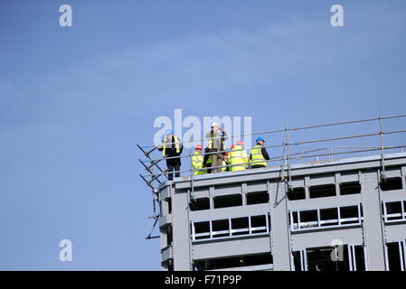 Dorchester, Angleterre. 23 novembre 2015. Le Prince de Galles, le Prince Charles, regarde autour d'avancement des travaux de construction sur la place de la Reine mère lors de sa visite à 2004/2005, Dorchester. Crédit : David Partridge)/ Alamy Live News Banque D'Images