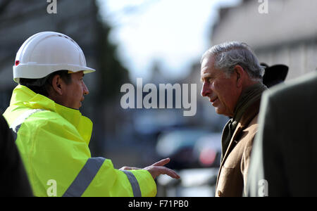 Dorchester, Angleterre. 23 novembre 2015. Le Prince de Galles, le Prince Charles, parle de l'avancement des travaux de construction à Dorchester, 2004/2005 Crédit : David Partridge)/ Alamy Live News Banque D'Images