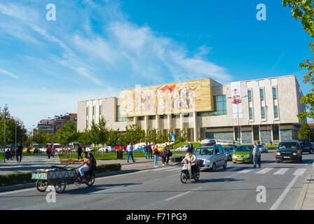 La circulation en face du Musée National d'histoire, Sheshi Skenderbej,la place Skanderbeg, place principale, Tirana, Albanie Banque D'Images