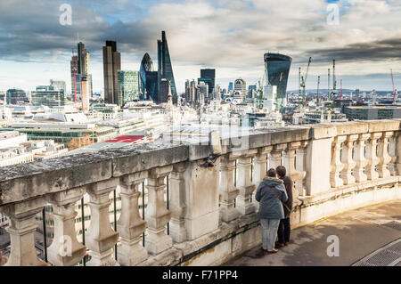 La vue de la Cathédrale St Paul à Londres dans l'Est du dôme vers la ville de Londres dont de nombreux sites touristiques de Londres. Banque D'Images