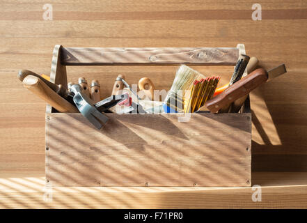 Boîte à outils en bois avec des outils de menuiserie sur l'étagère Banque D'Images