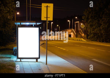 Arrêt de bus vide panneau publicitaire dans la ville la nuit. Banque D'Images