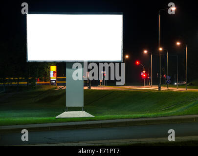 Panneau publicitaire vierge dans la ville la nuit. Banque D'Images