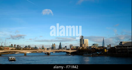 Vue en regardant Waterloo Bridge, Londres, montrant au loin, la Cathédrale St Paul et le Shard, London, UK Banque D'Images