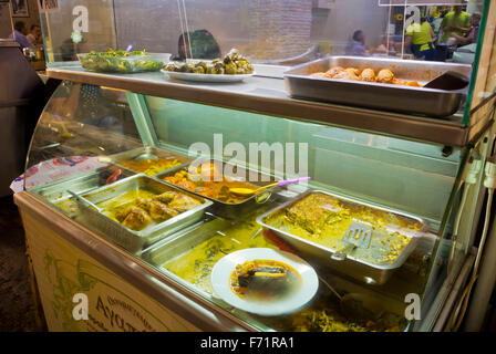 Des plats locaux typiques, restaurant, Kentriki Agora, marché central hall, Hania, Chania, Crète, Grèce Banque D'Images