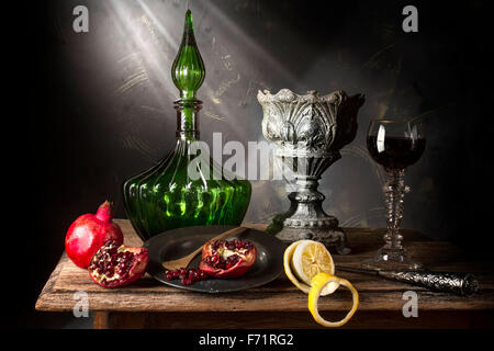 La vie encore la composition avec des grenades et citron Banque D'Images