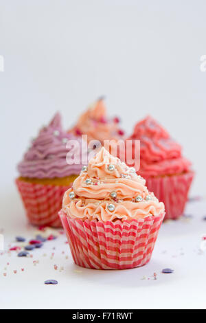 Un assortiment de petits gâteaux décorés Banque D'Images