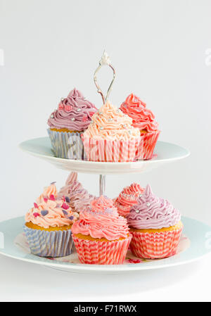 Assorted cupcakes sur un stand à plusieurs niveaux Banque D'Images